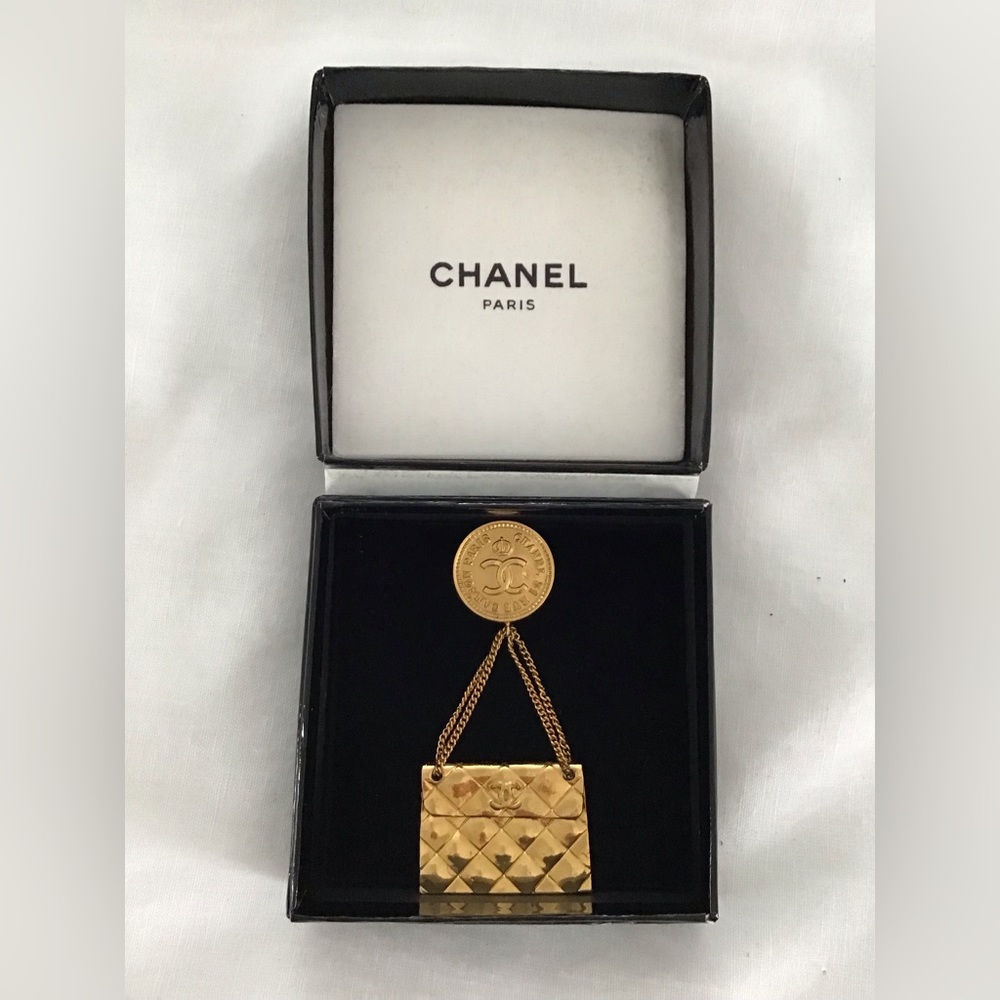 CHANEL Pin